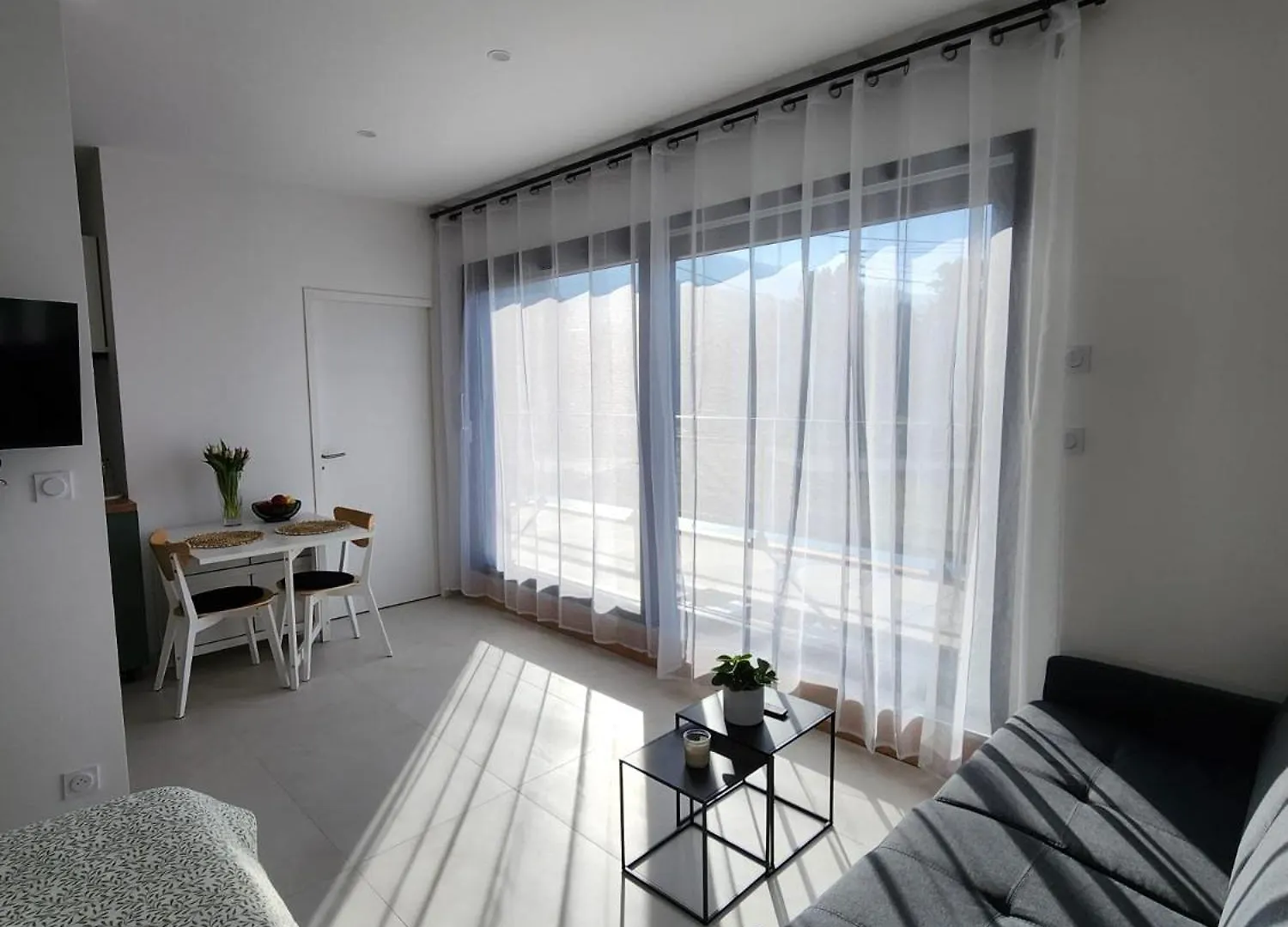 Studio Lumineux Avec Grande Terrasse Et Vue Lac, Parking Prive Lugrin Apartment