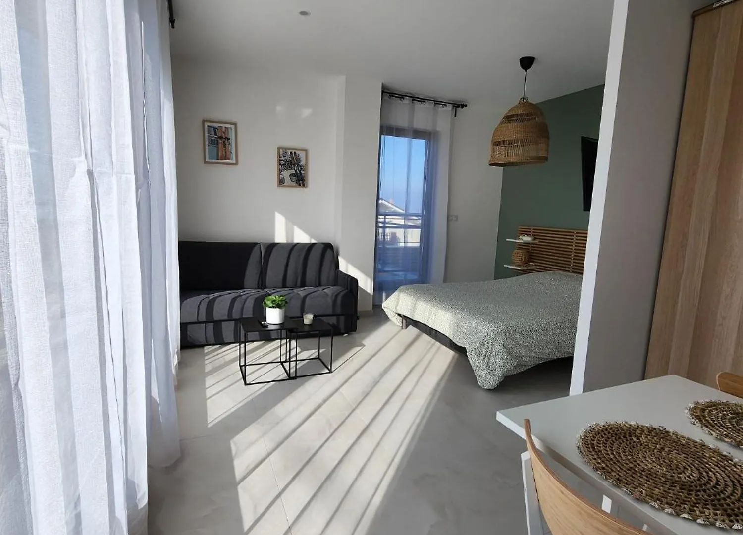 Studio Lumineux Avec Grande Terrasse Et Vue Lac, Parking Prive Lugrin 0*,  France