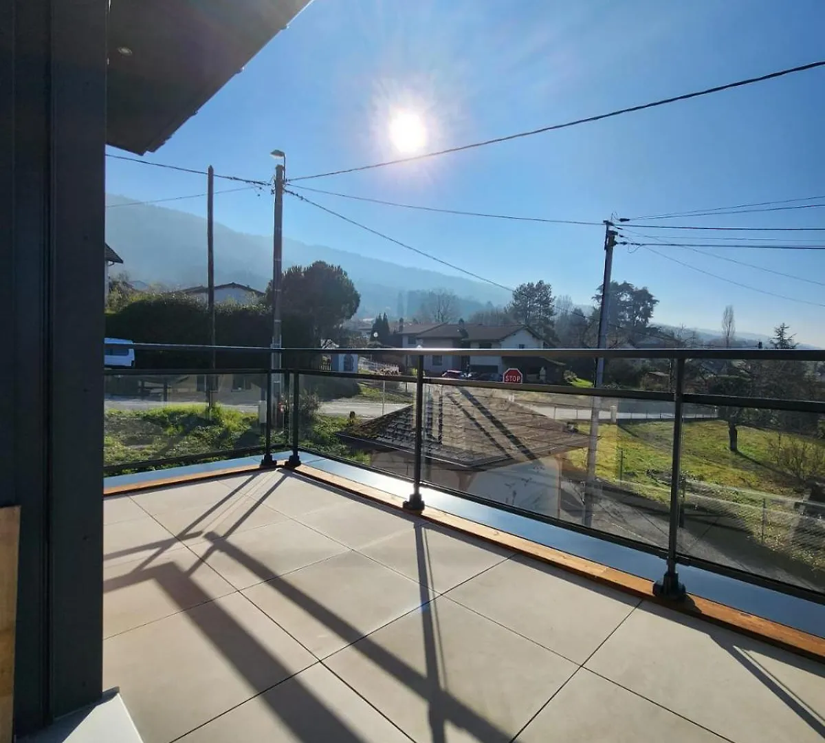 Apartment Studio Lumineux Avec Grande Terrasse Et Vue Lac, Parking Prive Lugrin France