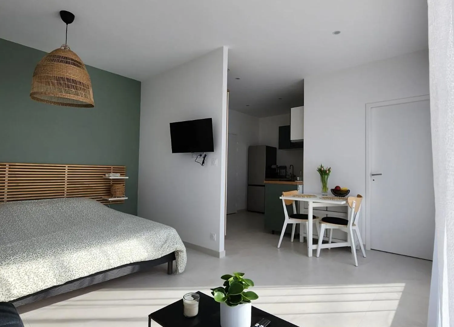 Studio Lumineux Avec Grande Terrasse Et Vue Lac, Parking Prive Lugrin